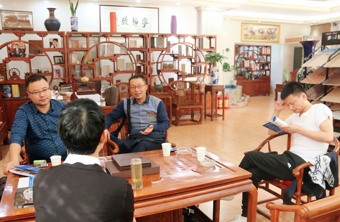 熱烈歡迎西安辦廠客戶孫總、張總、楊總來(lái)鑫浪進(jìn)行技術(shù)交流