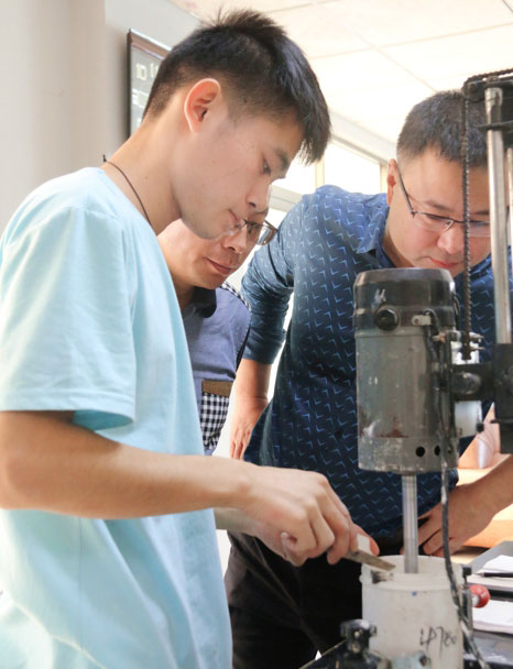 熱烈歡迎西安辦廠客戶孫總、張總、楊總來(lái)鑫浪進(jìn)行技術(shù)交流